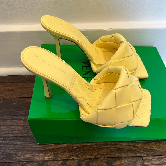 サンダル・ミュール Bottega Veneta Lido Mule Yellow Bottega Veneta - Mules Lido Les Folies d'Eugenie